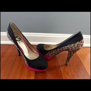 GUESS platform pumps size 7.5